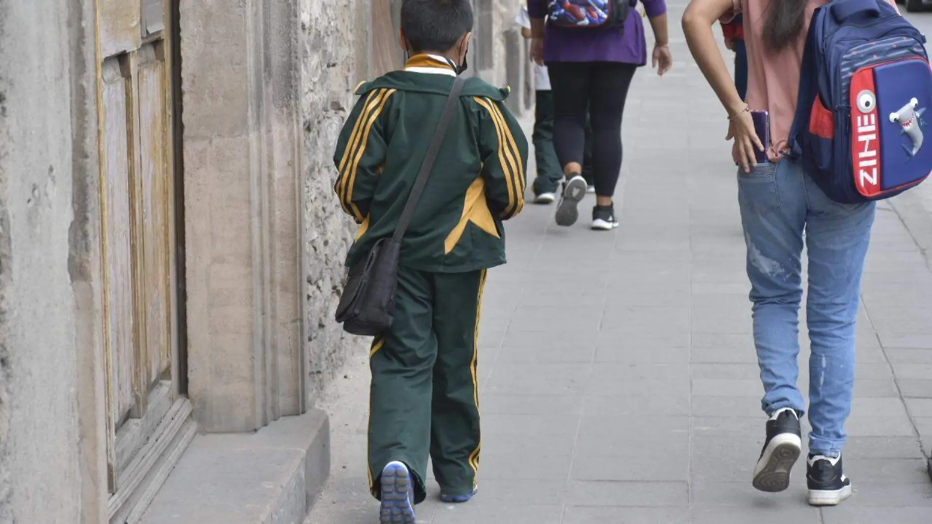 niños niñas menores de edad regreso a clases salida de la escuela hora